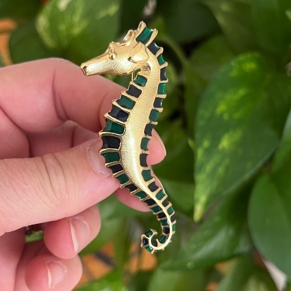 Vintage Green Enamel Seahorse Brooch Pin Gold Tone - Picture 1 of 16
